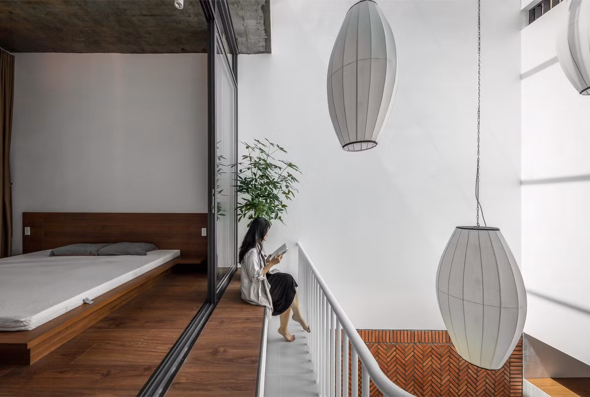 Khu vực khép kín bao gồm phòng ngủ và phòng tắm trong khi khu vực mở bao gồm không gian làm việc, nhà bếp và sân chơi cho trẻ em.