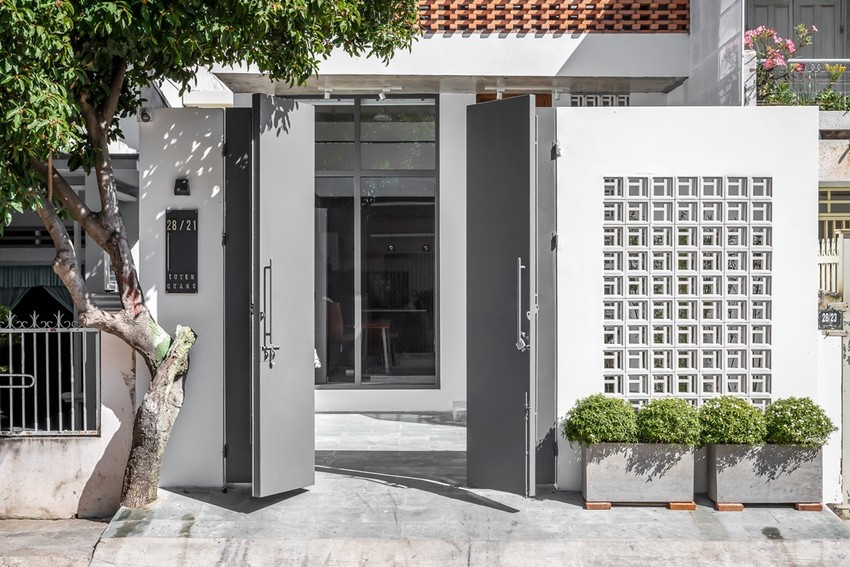 Bức tường trắng phun sa thạch làm giảm quá trình hấp thụ ánh nắng mặt trời vào bên trong.