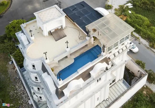 Dinh thự Lý Nhã Kỳ đang sống tại TP HCM cũng khiến dân tình choáng ngợp bởi sự xa hoa, bao gồm đầy đủ phòng chức năng và cả studio bên trong. Ảnh: Zing