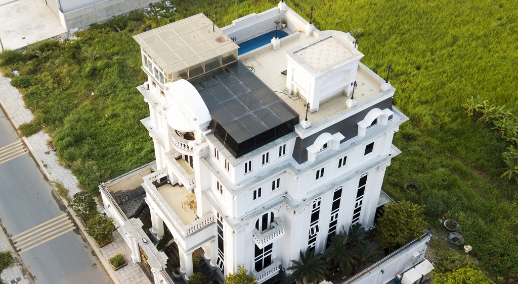 Hiện, Lý Nhã Kỳ sở hữu hàng loạt bất động sản đắt đỏ trải dài từ TP.HCM cho đến Đà Lạt, Vũng Tàu... Trong đó, nổi bật nhất là căn biệt thự tráng lệ bên sông Sài Gòn. Ảnh: Zing