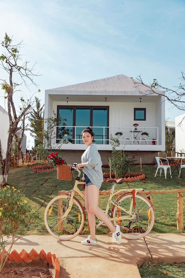 Người đẹp cũng xây dựng một khu nghỉ dưỡng với 16 biệt thự theo phong cách châu Âu, một trang trại trồng các loại hoa, rau củ ở Đà Lạt (Lâm Đồng). Ảnh: FBNV