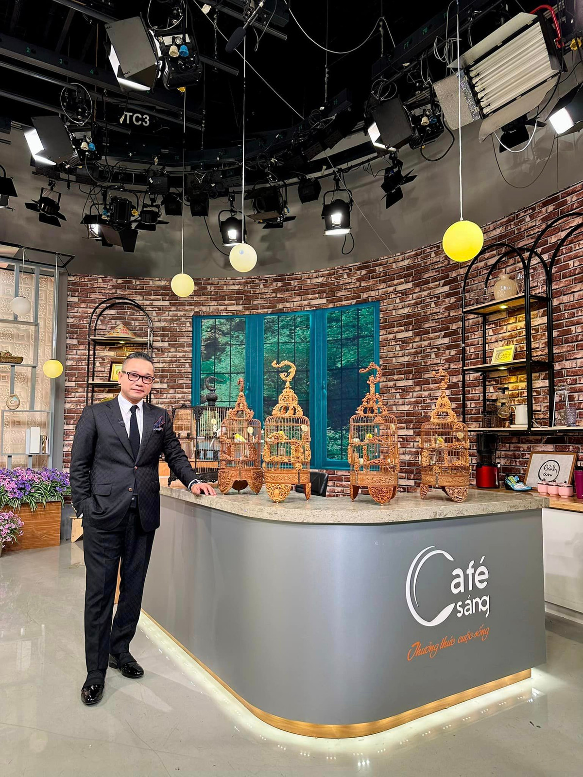 Doanh nhân Dương Văn Chương (Chương Tailor) nổi tiếng là "ông trùm thời thời trang Việt Nam". Chuỗi thương hiệu thời trang của Chương Tailor không chỉ có ở Hà Nội, TP HCM mà còn xuất hiện tại 2 quốc gia là Pháp và Nhật. Ảnh: FBNV