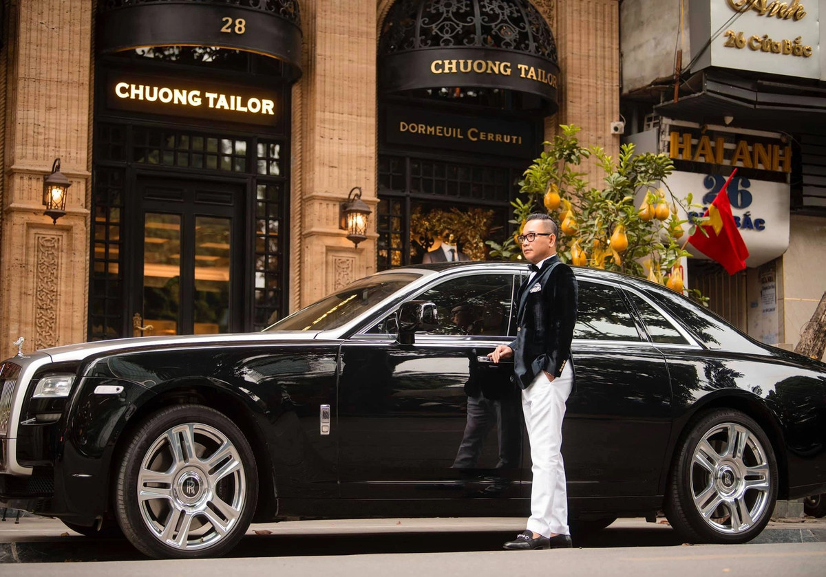 Trước đó, vào năm 2020, Chương Tailor mua chiếc Rolls-Royce Ghost dưới dạng đã qua sử dụng và giá bán của xe khi đó ước tính khoảng 9 tỷ đồng. Ảnh; FBNV