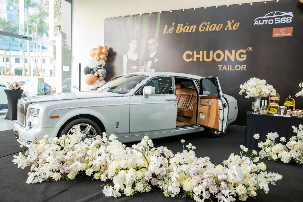 Chưa hết, Chương Tailor còn sở hữu bộ sưu tập xế khủng trị giá hàng chục tỷ đồng. Mới đây, nam doanh nhân khiến khán giả trầm trồ khi bổ sung siêu xe Rolls-Royce phiên bản giới hạn vào bộ sưu tập của mình. Ảnh: FBNV