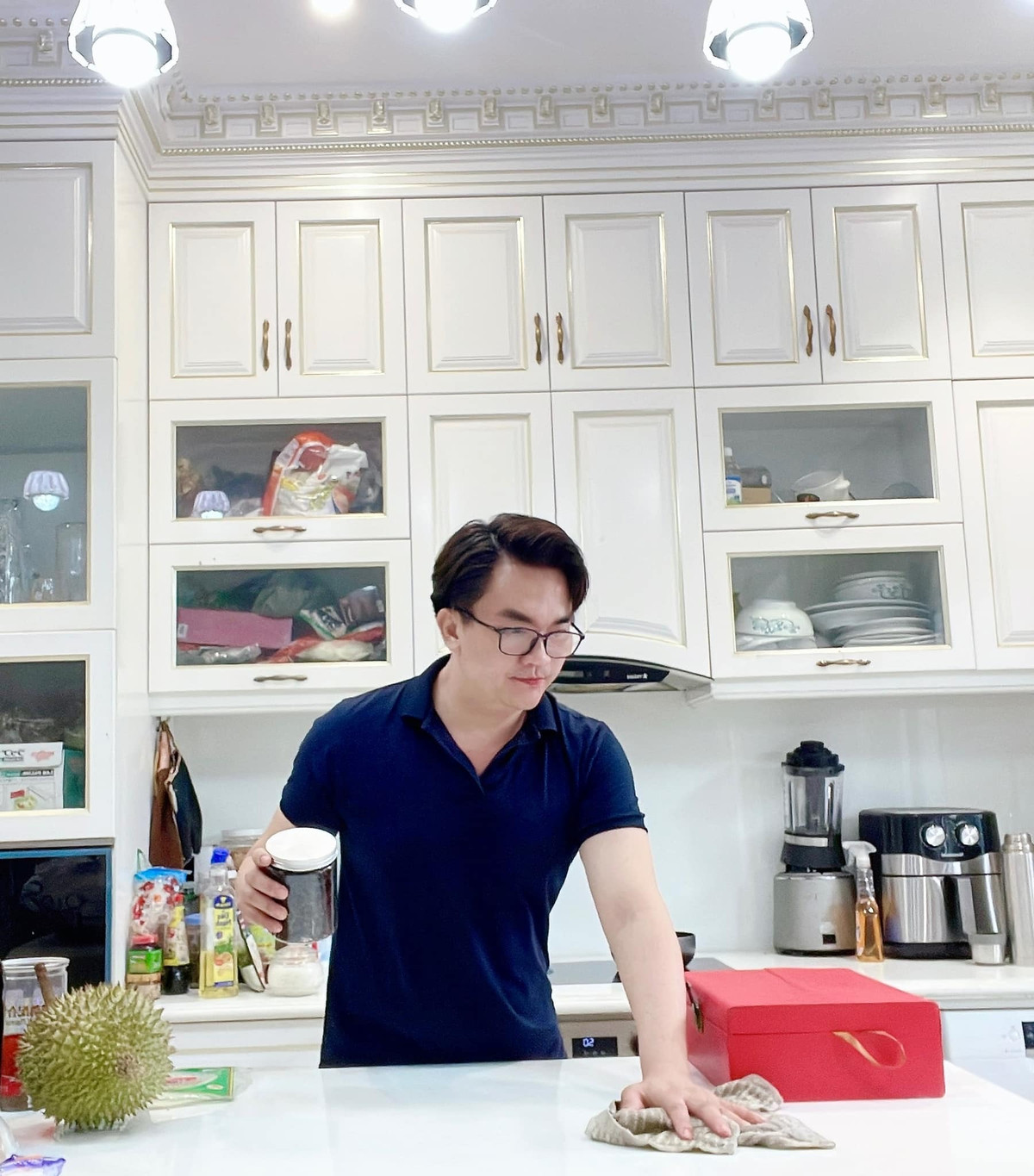 Sau nhiều năm theo đuổi nghệ thuật, MC Đại Nghĩa đã tậu được cho mình tổ ấm khang trang ở TP HCM. Căn biệt thự nằm trong khu nhà giàu với nội thất sang trọng và hiện đại.