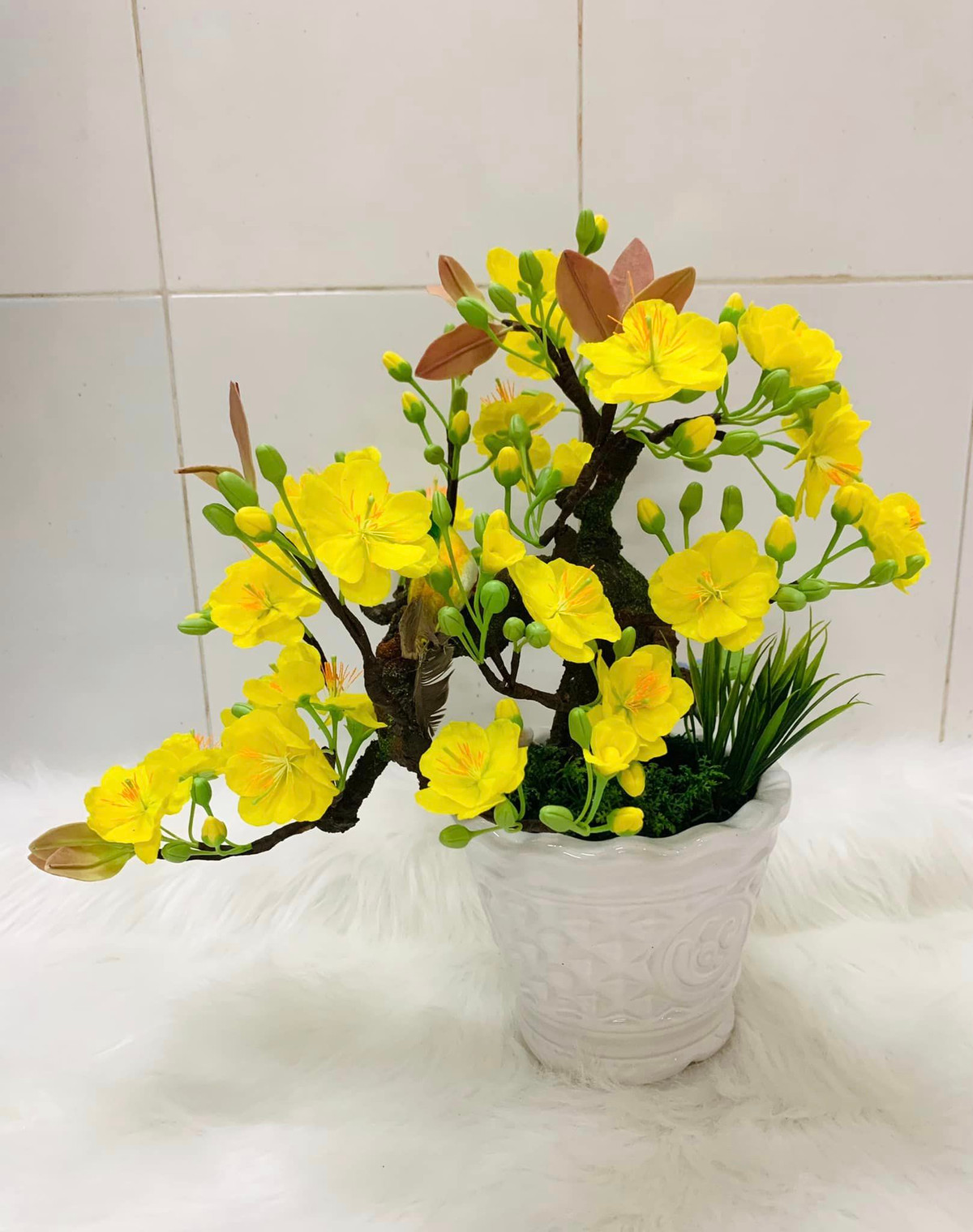 Bonsai mai vàng rực rỡ bằng đất sét cao 35cm, độ bền trên 3 năm. Ảnh: Facebook