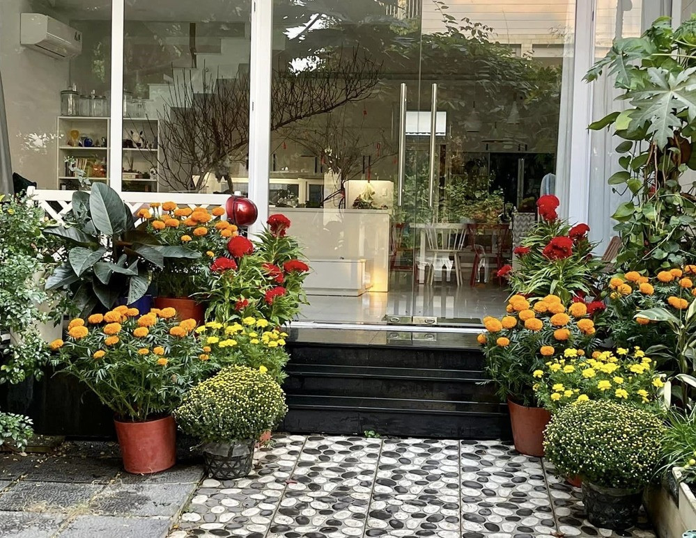 Không gian biệt thự của Thân Thuý Hà rực rỡ hơn với đủ các loại hoa.