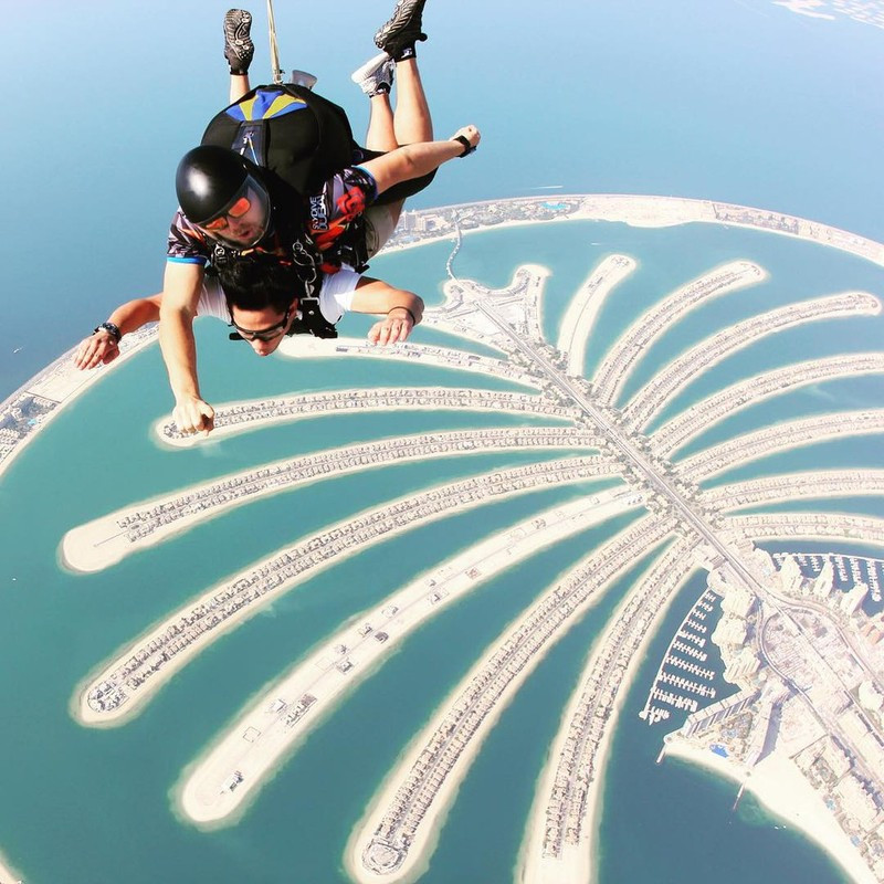 Trong chuyến đi đến Dubai (UAE), hoàng tử Abdul Mateen từng chơi trò chơi skydive dành cho giới nhà giàu. Đây là trò chơi nhảy dù từ máy bay ở độ cao khoảng 4.000m. Giá trung bình mỗi lượt chơi khoảng gần 600 USD. Ảnh: Instagram