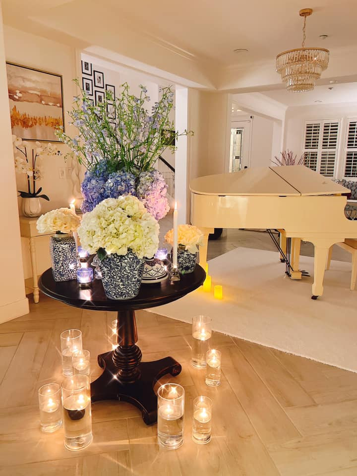 Hoa hậu Phạm Hương thường xuyên tô điểm không gian sống bằng các loại hoa xinh đẹp.