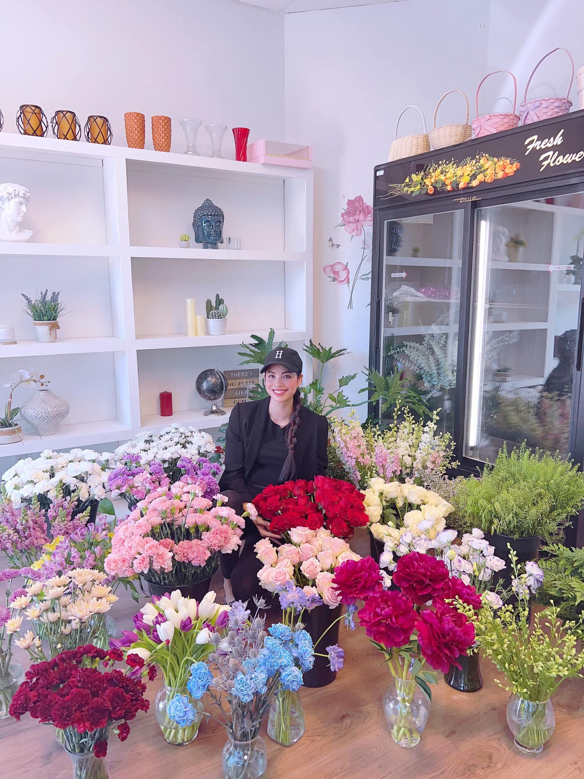 Một trong những sở thích của nàng hậu gốc Hải Phòng là cắm hoa.