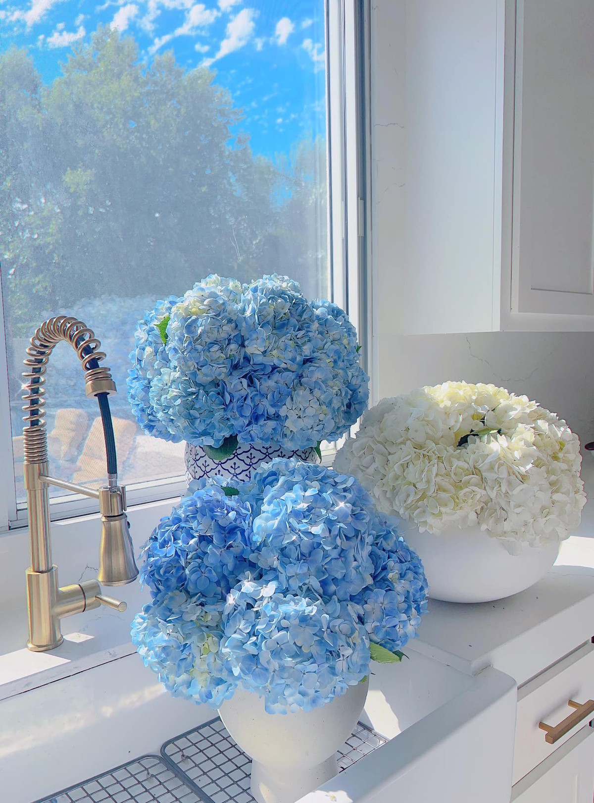  Hoa hậu Phạm Hương hiện sống cùng chồng và hai con trong căn biệt thự bề thế tại Mỹ. Trên trang cá nhân, Phạm Hương vừa hé lộ không gian lung linh trong nhà được trang trí với nến và hoa.