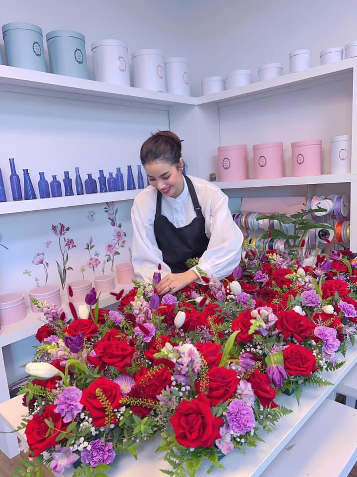 Căn nhà của Phạm Hương dường như không lúc nào thiếu hoa tươi.