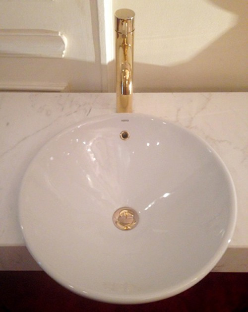 Từ giá treo khăn, tới vòi hoa sen, vòi rửa thậm chí là cả hộp đựng giấy vệ sinh của phòng tắm được mạ vàng, khiến cho căn hộ trở nên độc và xa xỉ bậc nhất Việt Nam. Ảnh: Người đưa tin