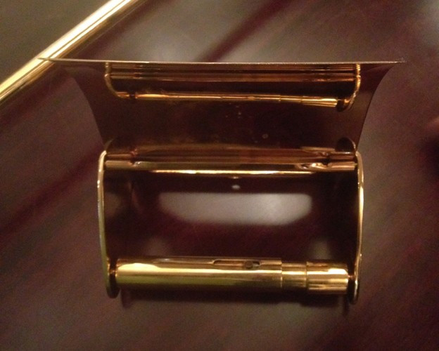 Ngay cả hộp đựng cuộn giấy vệ sinh cũng dát vàng. Ảnh: Vietnamnet