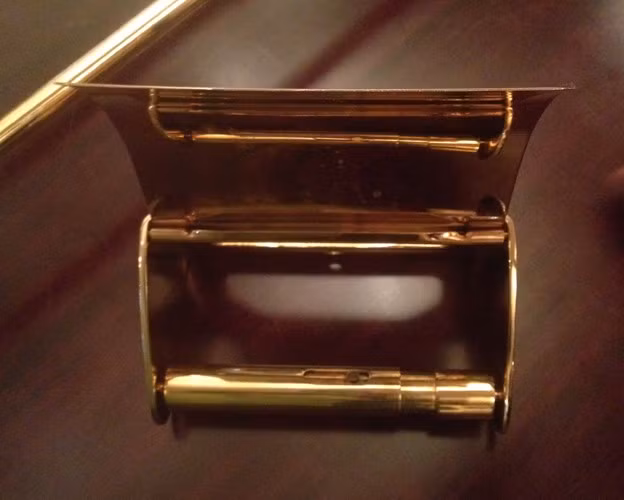 Ngay cả hộp đựng cuộn giấy vệ sinh cũng dát vàng. Ảnh: Vietnamnet