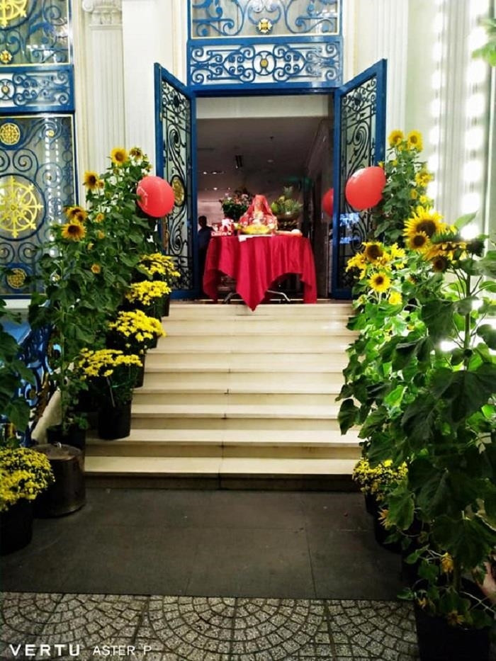 Hoa tươi trải từ cửa vào nhà. Ảnh: FBNV