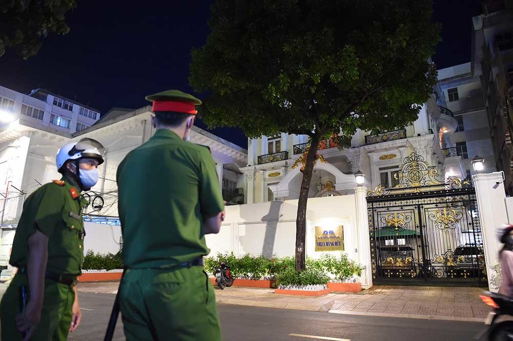 Biệt thự có 2 cổng lớn dẫn vào nhà. Ảnh: Vietnamnet