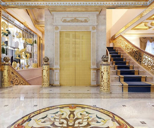 Thang máy dẫn lên các tầng cũng được mạ vàng. Ảnh: FBNV