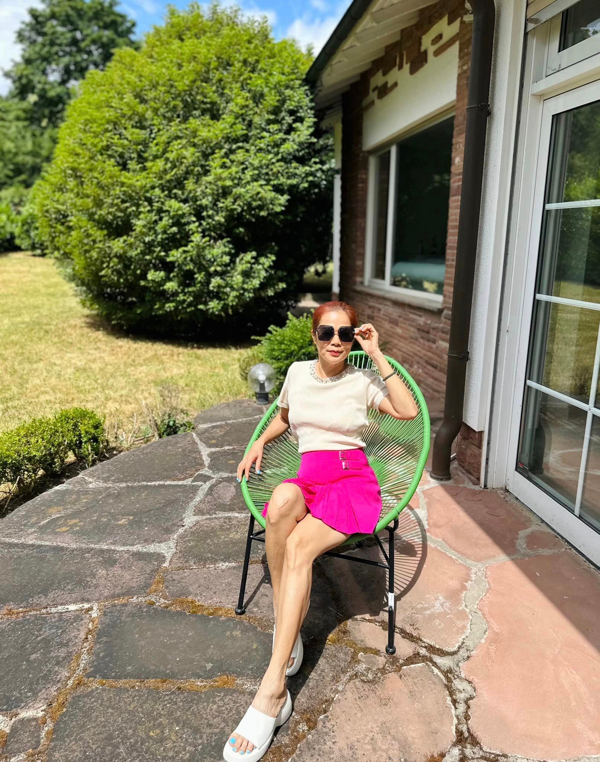 Mỹ Lệ cho biết, khu vườn không ai chăm sóc nên nhiều cụm hoa cẩm tú cầu, hoa bụi rụi hết.