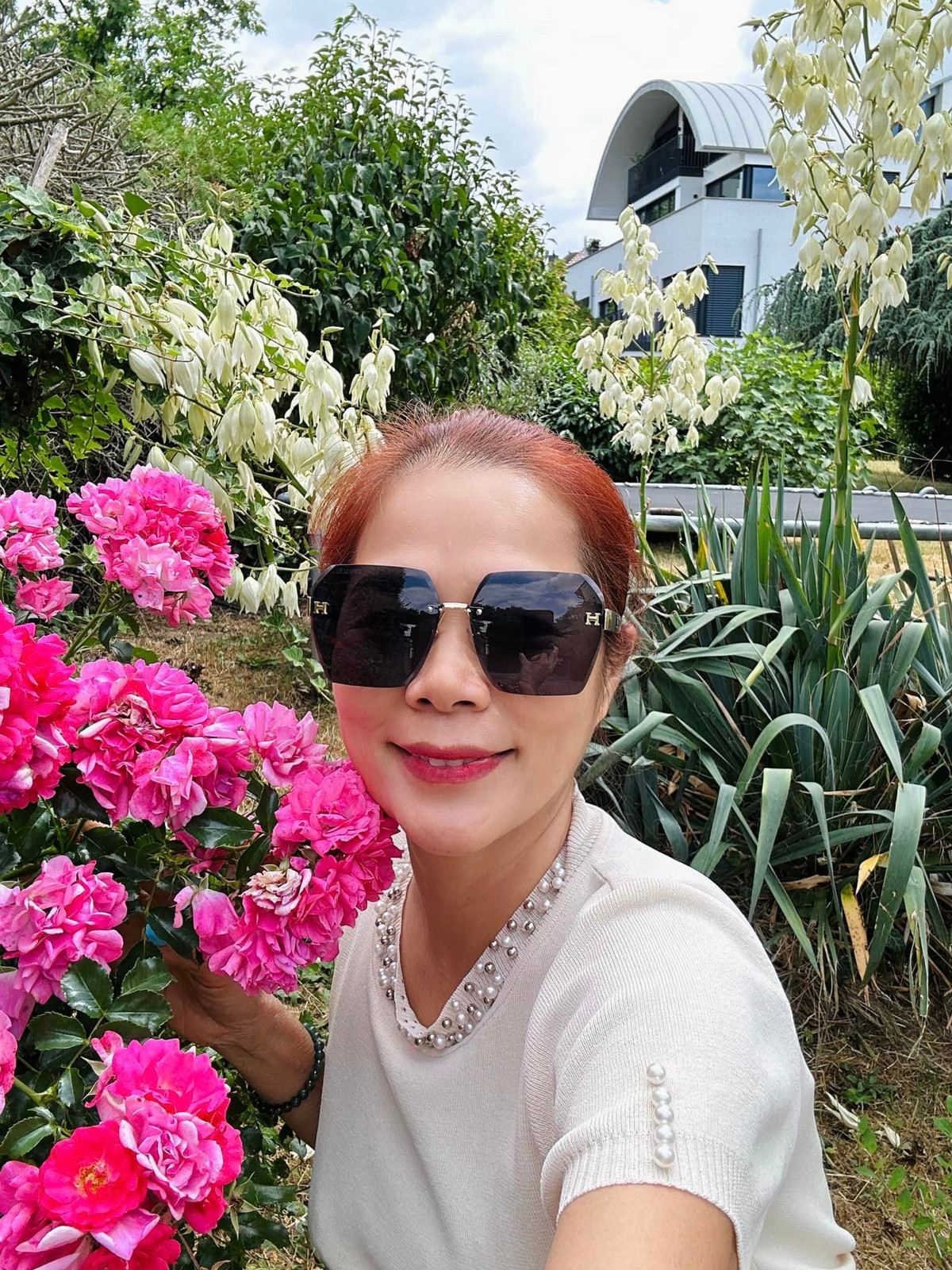 Dù vậy, khu vườn vẫn rực rỡ sắc hoa.