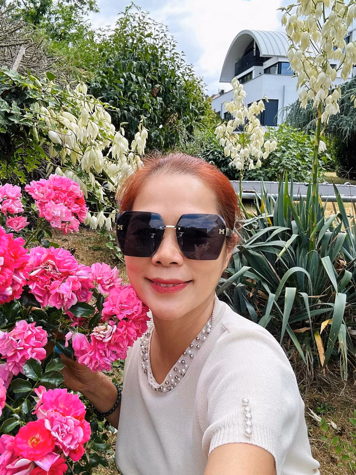 Dù vậy, khu vườn vẫn rực rỡ sắc hoa.