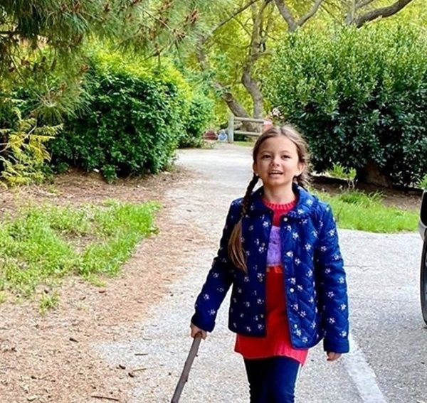 Khu vườn là nơi các con của Hồng Nhung tưới cây, dọn cỏ và ngắm những đóa hoa nở rộ. Nguồn ảnh: FBNV