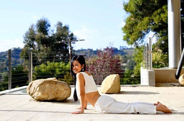 Sân thượng là không gian thư giãn, cũng là nơi nữ ca sĩ tranh thủ "sống ảo" khi luyện tập yoga.