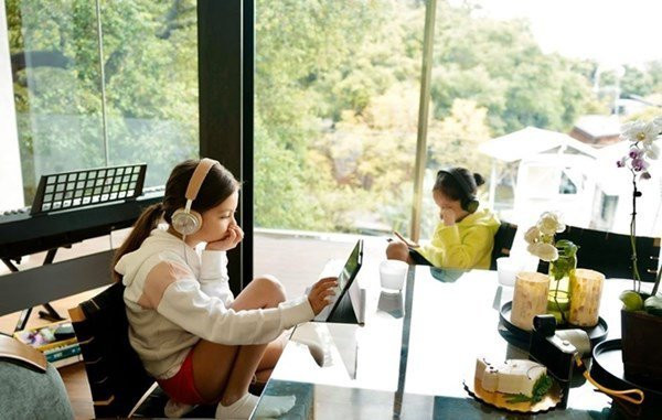 Phòng khách rộng rãi là nơi hai con Hồng Nhung thoải mái học tập và vui chơi.