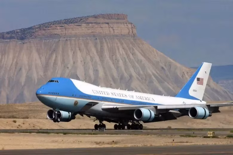 Được cả thế giới công nhận là biểu tượng nổi bật của nhiệm kỳ tổng thống Mỹ, Air Force One cũng là máy bay tư nhân đắt nhất thế giới với giá trị 660 triệu USD. Ảnh: Luxe