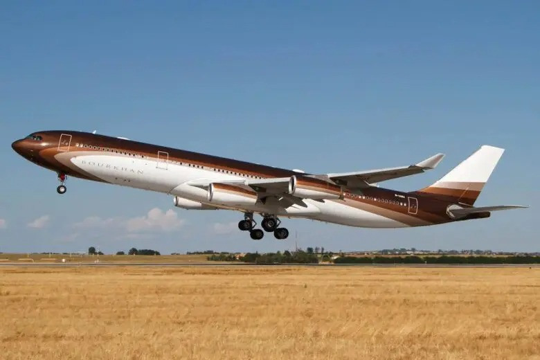 Tỷ phú người Nga Alisher Usmanov là chủ sở hữu của chiếc Airbus A340-300, máy bay thường dành cho các chuyến đi đường dài nhờ cabin yên tĩnh và điều kiện thoải mái. Ảnh: Luxe