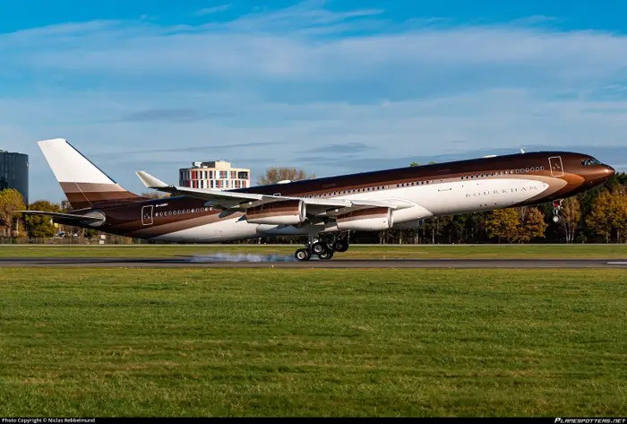 Chiếc chuyên cơ riêng sang trọng trị giá 500 triệu USD này có nội thất sang trọng, bao gồm ghế bọc da mềm mại và phòng ngủ rộng rãi. Ảnh: Luxe