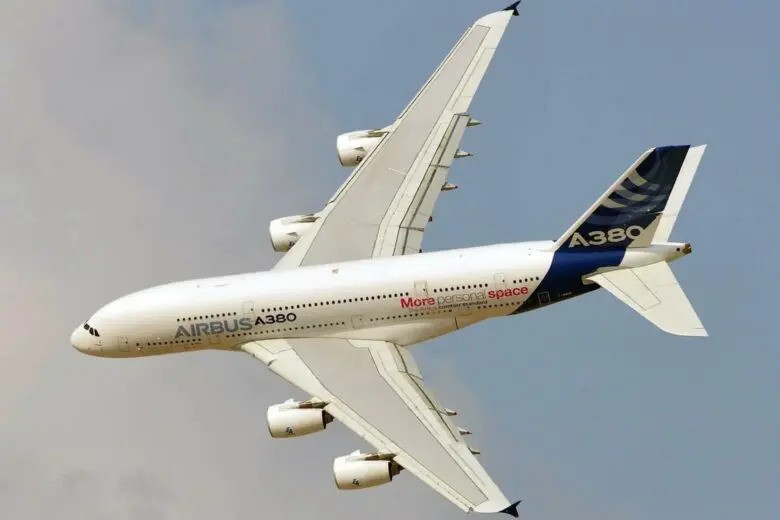 Airbus A380 (600 triệu USD) là máy bay chở khách lớn nhất từng được chế tạo. Hoàng tử Alwaleed bin Talal của Ả Rập Saudi đã đặt mua một chiếc Airbus A380 tại Triển lãm hàng không Dubai năm 2007. Ảnh: Luxe