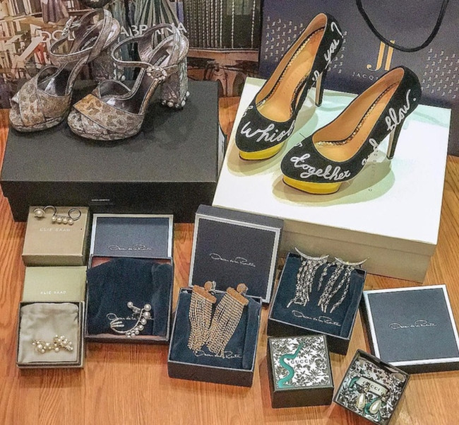 Nữ diễn viên dành riêng một căn phòng làm nơi chứa phụ kiện, trang phục đến từ nhiều thương hiệu đắt đỏ hàng đầu trên thế giới như Louis Vuitton, Chanel, Hermes, Gucci, D&amp;G, Versace, Fendi, Balenciaga, Bottega Veneta...Ảnh: FBNV