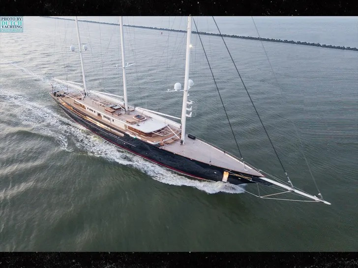 Tỷ phú Jeff Bezos đặt mua siêu du thuyền cho riêng mình vào năm 2018. Sau 5 năm chế tạo, siêu du thuyền này đã được hoàn thiện. Ảnh: TMZ