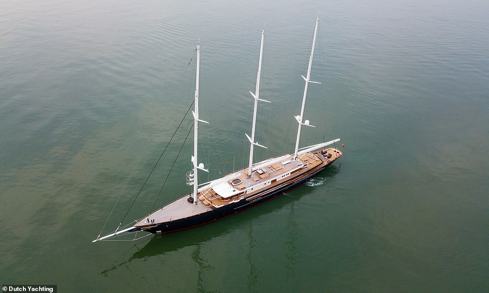 Siêu thuyền của Jeff Bezos dài hơn 127 m, cao 70m, làm bằng nhôm và thép. Ảnh: Dutch Yachting