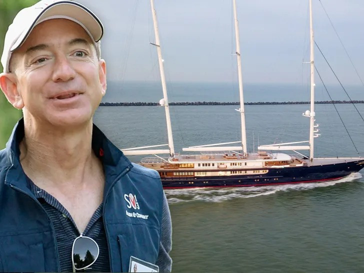 Theo tờ New York Post, siêu du thuyền trị giá 500 triệu USD của tỷ phú Jeff Bezos, được nhìn thấy ở Biển Bắc được nhìn thấy ở Biển Bắc (vùng biển ở đông bắc Đại Tây Dương) sau khi rời thành phố Rotterdam vào ngày 13/2. Ảnh: TMZ