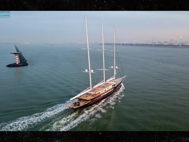 Du thuyền có chiều cao kỷ lục là do sử dụng 3 cột buồm cỡ lớn. 3 cột buồm giúp siêu du thuyền tận dụng một lượng lớn sức gió trong quá trình di chuyển, thay vì phụ thuộc hoàn toàn vào động cơ chạy dầu diesel. Ảnh: Dutch Yachting