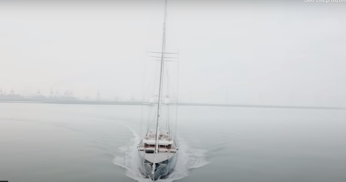 Ngoài ra, du thuyền khổng lồ có thêm tàu hỗ trợ dài hơn 76 m, trên đó bao gồm bãi đáp trực thăng, khoang chứa rộng rãi để đặt xe hơi... Ảnh: Dutch Yachting