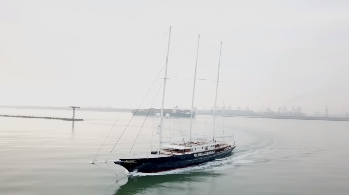 Siêu du thuyền của tỷ phú Amazon được cho là có 3 boong, một trong số đó có bể bơi. Ảnh: Dutch Yachting