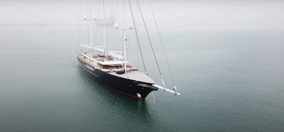 Năm ngoái, siêu du thuyền gây tranh cãi sau khi có thông tin nhà chức trách Hà Lan dự tính phải dỡ bỏ cây cầu Koningshaven lịch sử vì cản trở lối đi của siêu du thuyền cao gần 70 m (tính cả cột buồm). Ảnh: Dutch Yachting