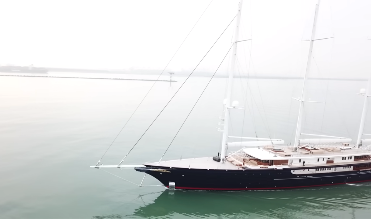 Du thuyền có thể chứa 18 khách và yêu cầu thủy thủ đoàn lên tới 40 người. Ảnh: Dutch Yachting