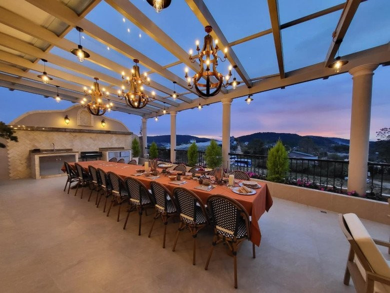 Phòng ăn ngoài trời rộng rãi, phục vụ bữa tiệc của gia đình.