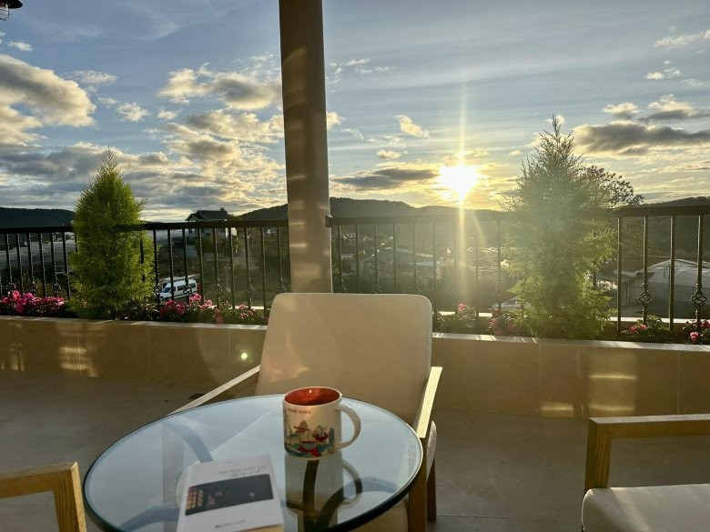 Ban công rộng rãi là nơi nàng hậu đọc sách, thưởng trà và ngắm hoàng hôn.