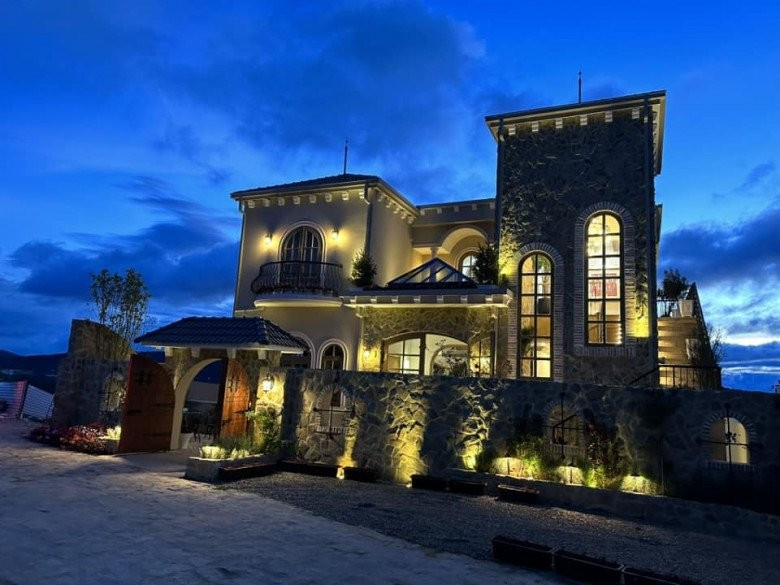 Căn biệt thự của Hoa hậu Thu Hoài được thiết kế theo phong cách châu Âu cổ điển.