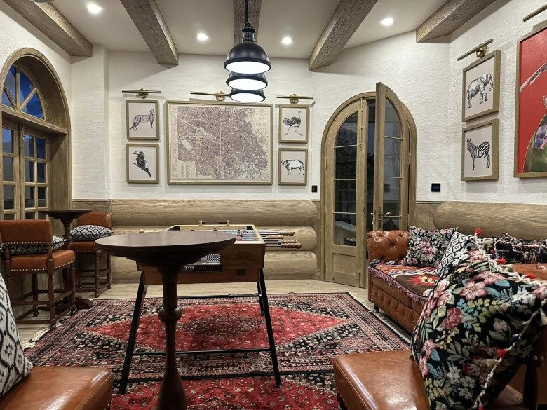 Nội thất hều hết đều bằng gỗ tạo cảm giác vừa sang trọng vừa ấm cúng, bình dị.