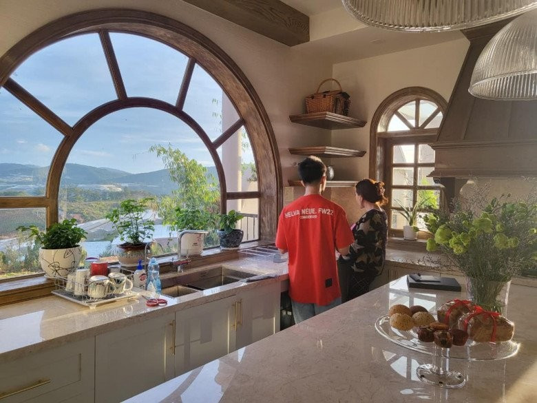 Khu bếp lấy trọn ánh sáng tự nhiên nhờ khung cửa lớn.