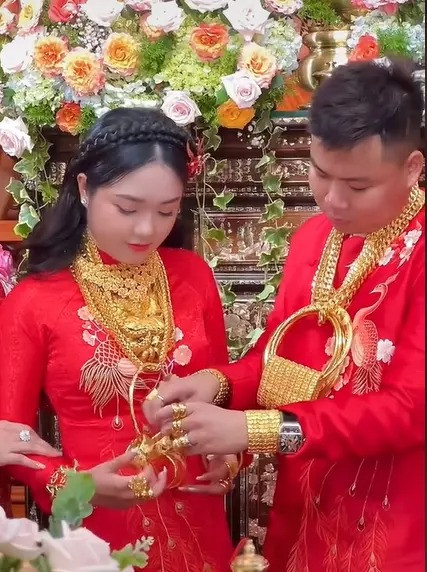 Cặp đôi đeo vàng nặng "trĩu cổ". Ảnh: Vietnamnet