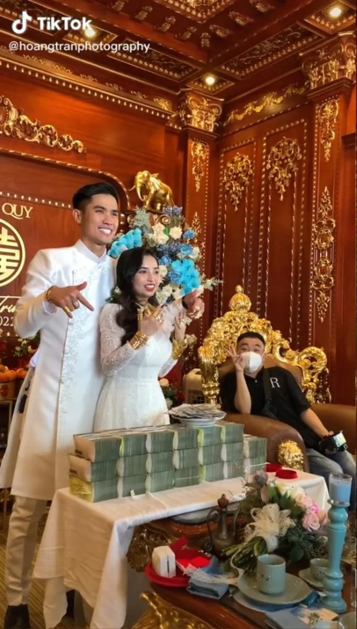 Từ cổ, tay đến ngón tay cô dâu xếp đầy những chiếc kiềng vàng, lắc vàng, nhẫn vàng. Ảnh: Tiktok