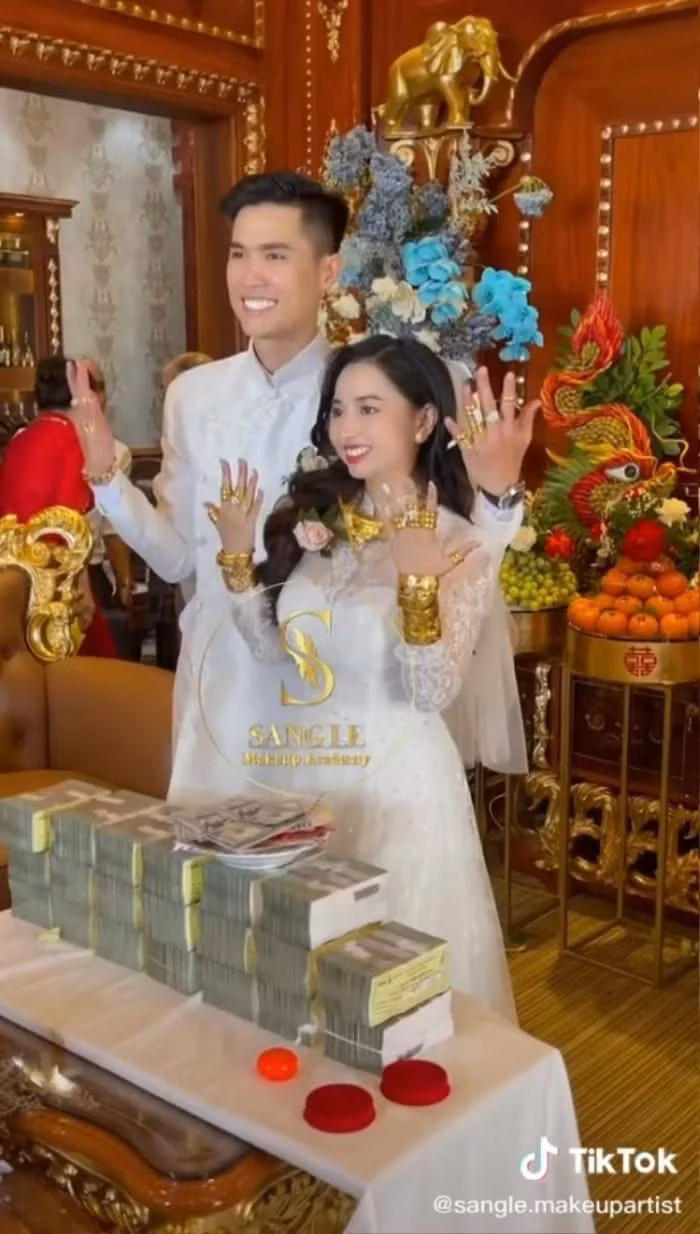 Tháng 3 năm ngoái, cộng đồng mạng không khỏi ghen tỵ với cô dâu Sóc Trăng đeo vàng trĩu cổ, nhận hồi môn 'khủng' 10 tỷ tiền mặt và xe BMW 3 tỷ. Ảnh: Tiktok