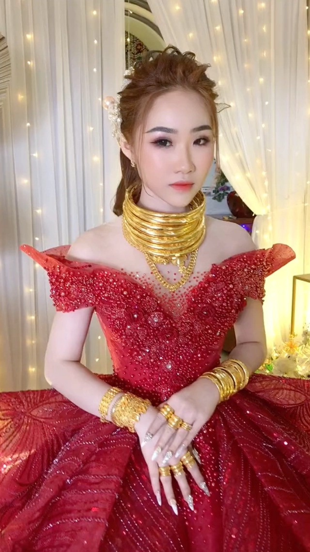 Cô dâu Bạc Liêu "dát vàng" kín người từng thu hút hàng triệu người theo dõi. Ảnh: Facebook